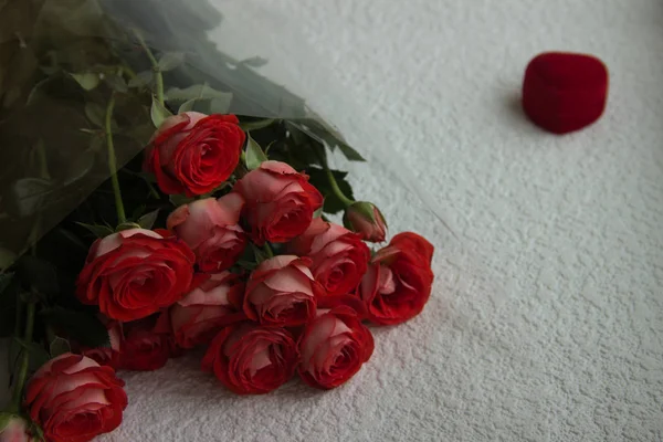 Κόκκινα Τριαντάφυλλα Και Ένα Κόκκινο Κουτί Μορφή Μιας Καρδιάς Λευκό — Φωτογραφία Αρχείου