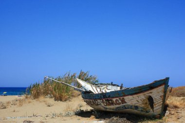 Kumlu sahil eski ahşap tekne