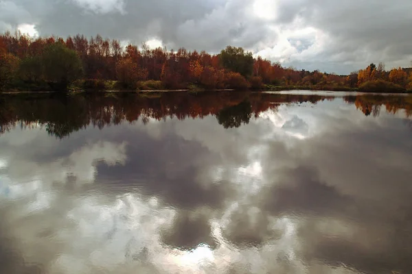 Jezioro Lesie Jesienią Niebo Odbite Wodzie — Zdjęcie stockowe