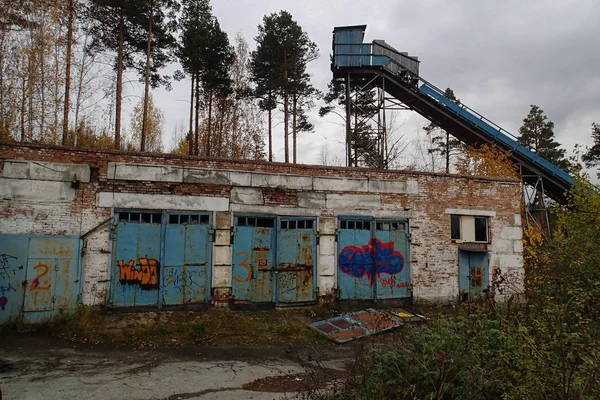 Opuštěné Garáže Sjezdovka Lese — Stock fotografie