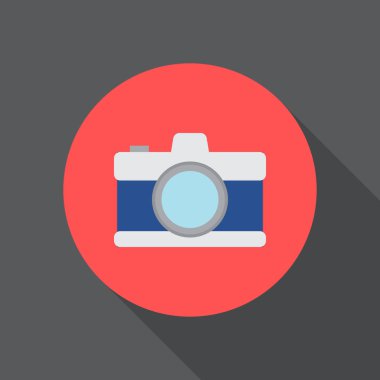 Kamera düz simgesi. Yuvarlak renkli düğme, fotoğraf dairesel vektör işareti, logo illüstrasyon. Düz stil tasarım