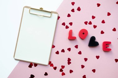 Sevgililer günü için kavram. Pembe bir arka plan üzerinde kelimesini seviyorum. Kağıt, metin, kopya alanı.