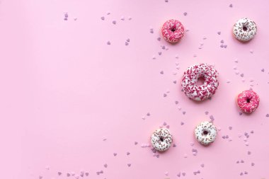 Pembe bir arka plan ile çörek. Üstten görünüm. Kopya alanı.