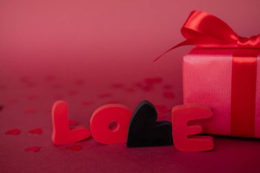 Kırmızı zemin üzerine kırmızı hediye kutusu ile kelimesini seviyorum. Anne, kadın, evlilik, mutlu st Sevgililer günü kavramı, 14 Şubat.