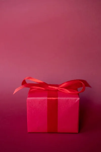 Caja Regalo Roja Sobre Fondo Rojo Copiar Espacio — Foto de Stock