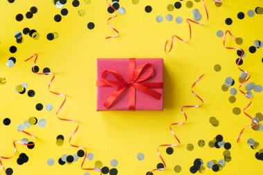 Doğum günü partisi arka plan. Sarı zemin üzerine kırmızı hediye.