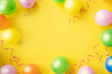 Tatil çerçeve veya renkli balon ile arka plan. Kopya alanı.