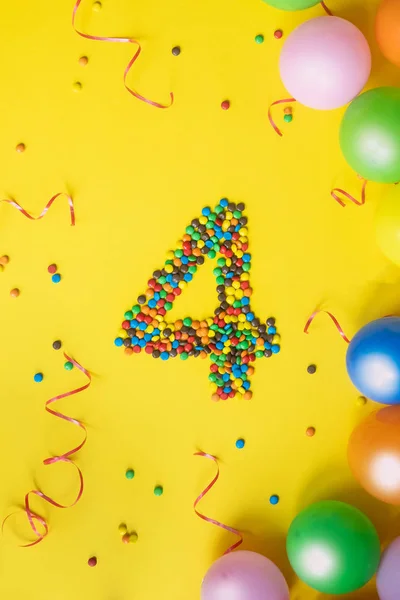 Gelukkige Verjaardag Nummer Gemaakt Van Snoepjes Met Kleurrijke Ballonnen Gele — Stockfoto