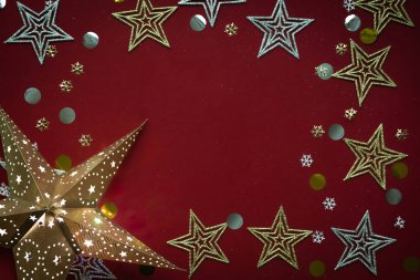 Noel yıldızı kopya alanı metni üzerinde kırmızı bir arka plan ile.