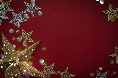 Noel ve yeni yıl tatilleri arka plan. Kırmızı bir arka plan üzerinde farklı yıldız.
