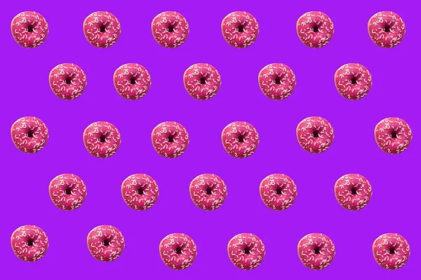 紫色背景上的粉红色甜甜圈 — 图库照片