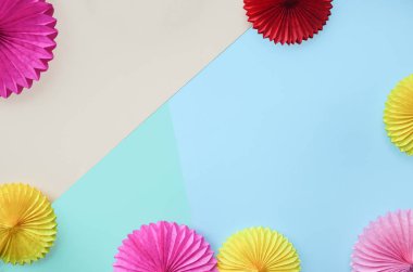 Renk arka plan ile farklı daire kağıt origami doğum günü ya da kopya alanı ile parti tebrik kartı.