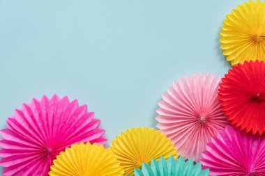 Kağıt çiçekler mavi masa üstü görünümünde renk. Festival ya da parti geçmiş. Düz yatıyordu tarzı. Uzay kopyalayın. Doğum günü tebrik kartı.