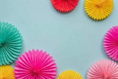 Kağıt çiçekler mavi masa üstü görünümünde. Festival ya da parti geçmiş. Metin için yer kopyalayın. Doğum günü tebrik kartı.