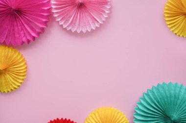 Kağıt çiçekler pembe tablo üstten görünüm üzerinde. Festival ya da parti geçmiş. Düz yatıyordu tarzı. Metin için yer kopyalayın. Doğum günü tebrik kartı.