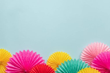 Mavi masa üstü farklı kağıt çiçekler görüntüleyin. Festival ya da parti geçmiş. Metin için yer kopyalayın. Doğum günü tebrik kartı.