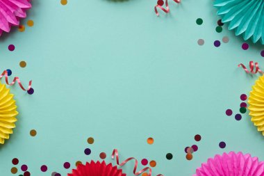 Kağıt doku çiçek yeşil zemin üzerine konfeti ile. Doğum günü, tatil veya parti arka plan. Düz yatıyordu stili.