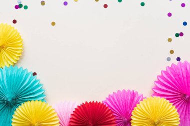 Kağıt çiçekler ışık masa üstü görünümünde. Festival ya da parti geçmiş. Düz yatıyordu tarzı. Metin için yer kopyalayın. Doğum günü tebrik kartı.