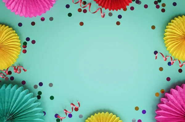 Textura Papel Color Flores Con Confeti Sobre Fondo Verde Cumpleaños — Foto de Stock