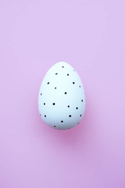 Pembe bir arka plan üzerinde bir Paskalya yumurtası. Paskalya kavramı.