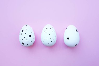 Üç Paskalya yumurtaları pembe bir arka plan üzerinde beyaz. Arka plan ile Paskalya yumurtaları.