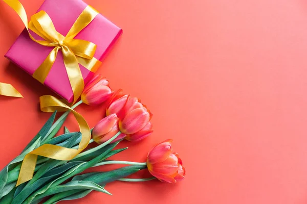Hermosos Tulipanes Caja Regalo Sobre Fondo Naranja Concepto Vacaciones Copiar — Foto de Stock