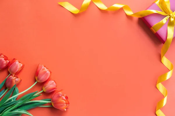 Concepto Vacaciones Hermosos Tulipanes Caja Regalo Sobre Fondo Naranja Copiar — Foto de Stock