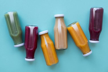 Detoks mavi arka planda şişelerde içki. Doğal Organik Gıda Tarzı.