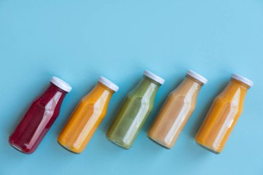 Sağlıklı beslenme, içecekler, diyet ve detoks konsepti - detoks planı için farklı meyve veya sebze suları ile beş şişe yakın