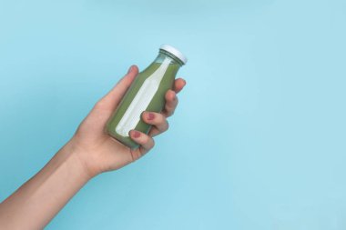 Farklı meyve ve sebze suyu şişeleri mavi arka plan izole