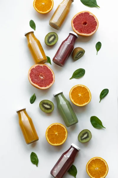 Concepto Saludable Naranjas Pomelos Jugos Sobre Fondo Amarillo — Foto de Stock