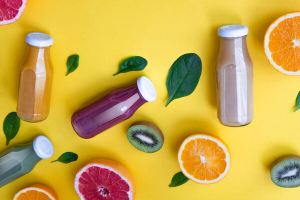 Здоровый и свежий концепт. Принято. Различные соки и фрукты на белом фоне
.