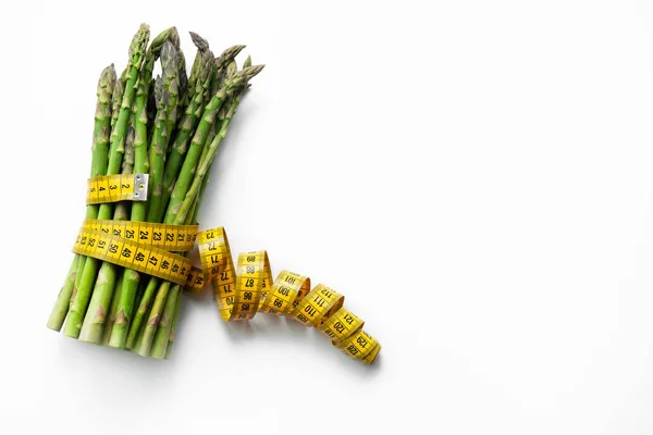 Espargos Verdes Com Fita Métrica Branco Conceito Saúde Dieta Comer Imagem De Stock