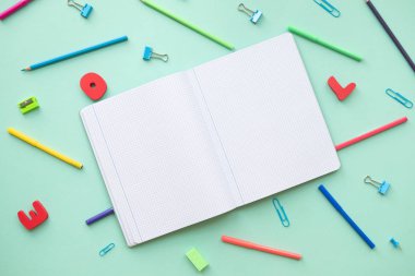 Yeşil arka plan üzerinde kopya alanı ile okul ve ofis aksesuarı