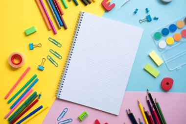 Okula geri dönmeyi simgeleyen metin alanı olan renkli arka plandaki okul öğeleri