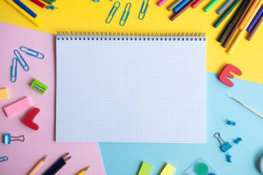 Kopya alanı ile renk tahtası üzerinde çeşitli okul aksesuarları. Kavram okula geri.