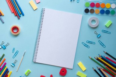 Mavi arka plan üzerinde sabit nesneleriçeren not defteri. Metniniz için yer