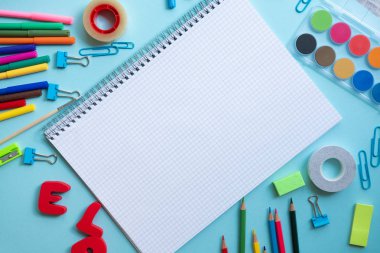 Mavi arka planda okul malzemeleri. Kavram okula geri döndü. Kopyalama alanı