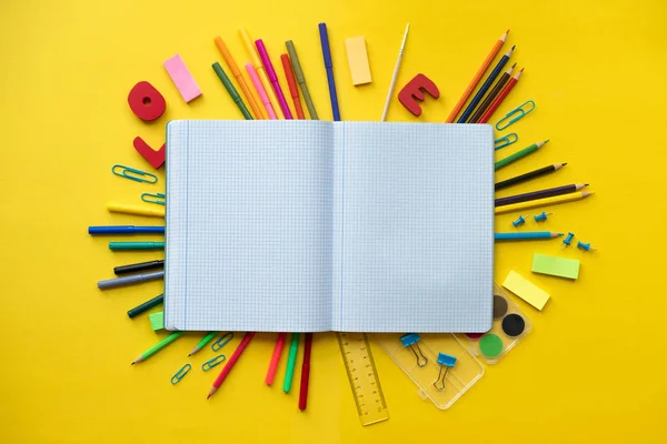 Cuaderno Con Útiles Escolares Sobre Fondo Amarillo Con Espacio Para — Foto de Stock