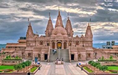 Shree Swaminarayan tapınağı arka planda güzel bulutlu, Ambegaon, Pune, Maharashtra, Hindistan.