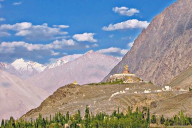 Diskit Manastırı (ayrıca Deskit Gompa veya Diskit Gompa olarak da bilinir), Hindistan 'ın kuzeyindeki Nubra Vadisi' nin en eski ve en büyük Budist manastırı..
