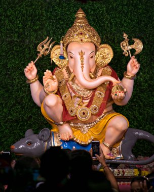 Pune, Maharashtra, Hindistan 'da Hindu tanrısı Ganesha' nın süslenmiş ve süslenmiş portre görüntüsü..