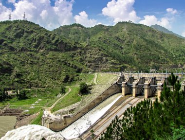Pandoh Barajı, Hindistan 'ın Himachal Pradesh ilinin Mandi ilçesindeki Beas Nehri üzerinde bulunan bir set barajıdır. Beas Projesi kapsamında, 1977 yılında tamamlandı ve birincil amacı hidroelektrik enerji üretimidir..