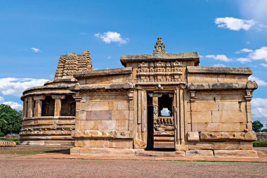 Güzel oyulmuş Durga tapınağının sol tarafı, Aihole, Karnataka, Hindistan.
