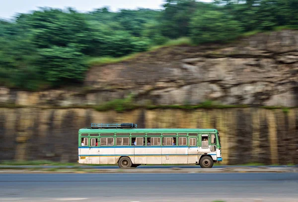 Vereinzelte Langsame Verschlusszeit Schwenkbilder Eines Rasenden Busses Auf Der Autobahn — Stockfoto