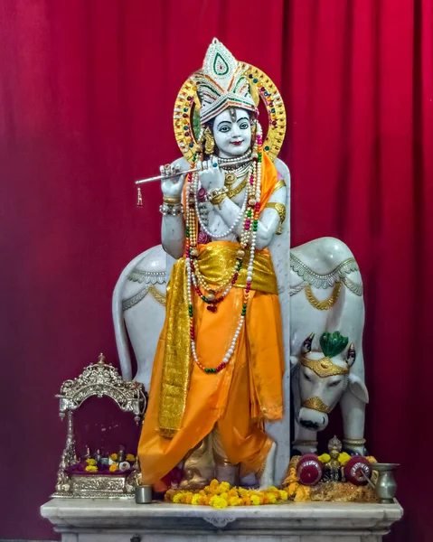 Schön Geschnitztes Und Dekoriertes Idol Des Hindugottes Krisna Mit Flöte — Stockfoto