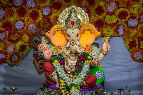 Idolo Decorado Adornado Con Guirnaldas Del Dios Hindú Ganesha Pune — Foto de Stock