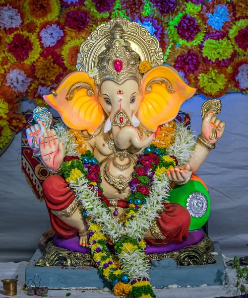 Retrato Vista Perto Ídolo Decorado Guirlanda Deus Hindu Ganesha Pune — Fotografia de Stock