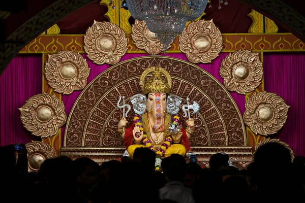 印度马哈拉施特拉邦浦那的印度教神甘尼沙装饰和装饰独立偶像的景观近景 — 图库照片