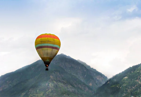 Geïsoleerd Beeld Van Heteluchtballon Hoog Lucht Een Heldere Achtergrond Van — Stockfoto